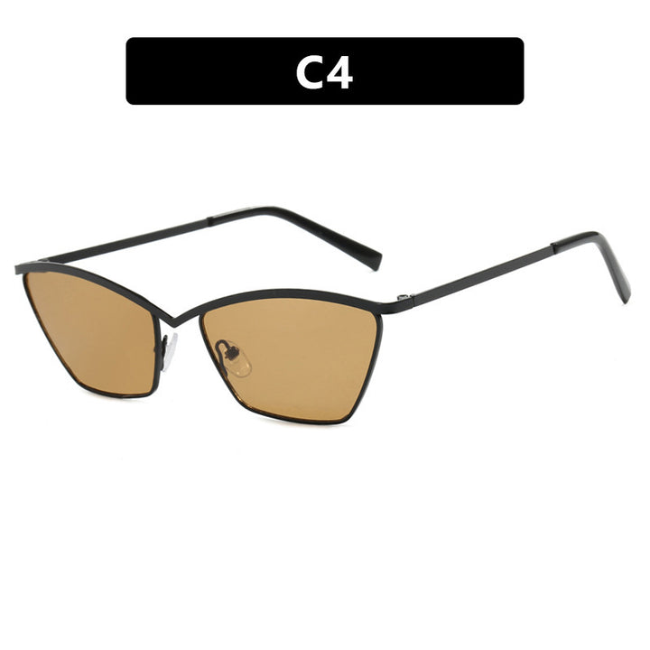 Dame solbrille i avantgardistisk katteøye-design Skanto