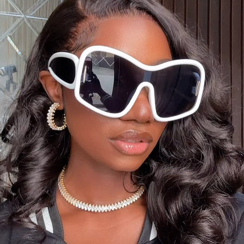 Dame futuristisk solbrille med ekstra bred design og beskyttende UV-filter Skanto