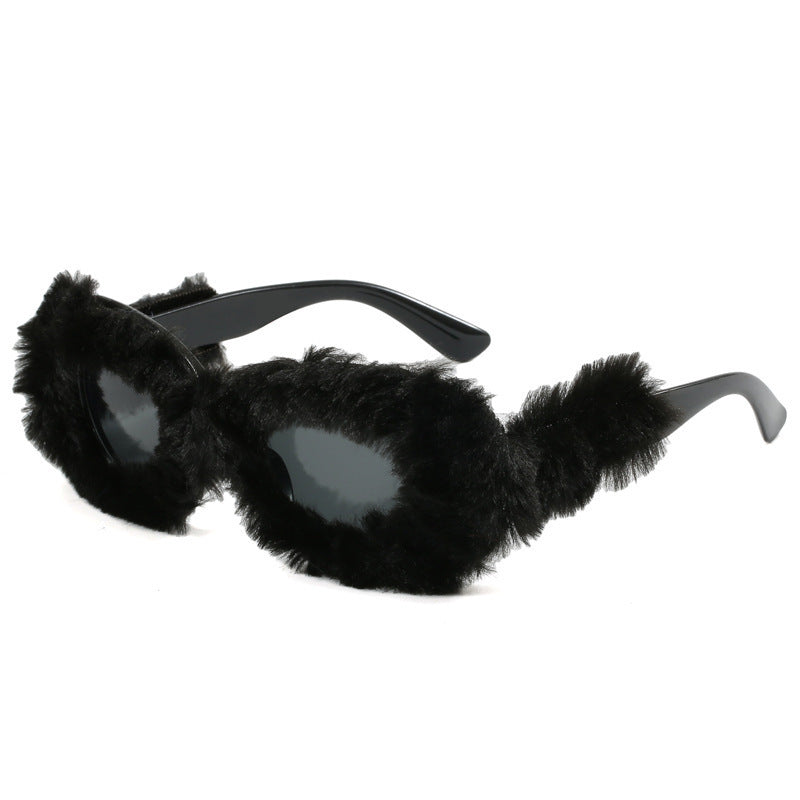 Dame moteriktig solbrille i trendy fleece-design Skanto