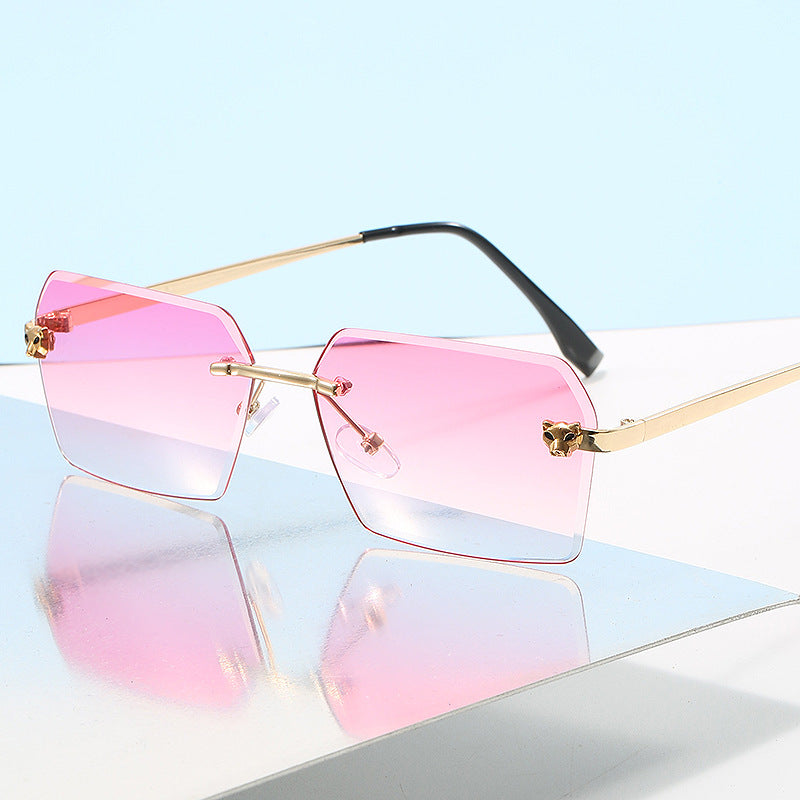 Damer moterik firkantet solbrille med elegant metallramme Skanto