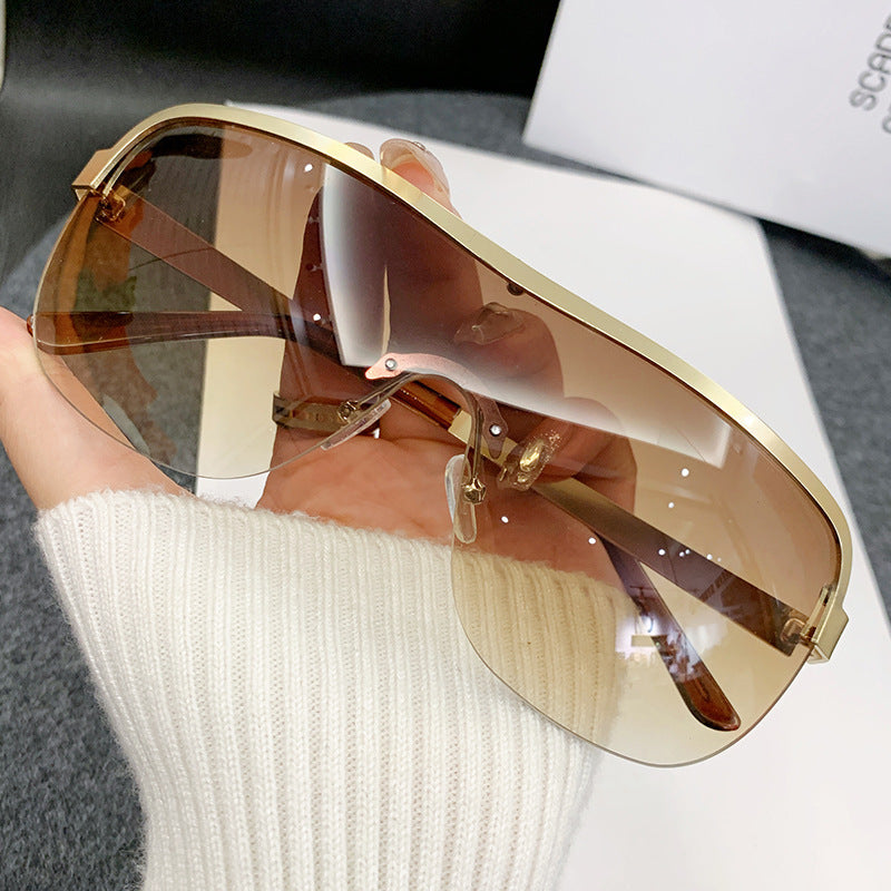 Dame futuristisk solbrille med elegant minimalistisk design Skanto