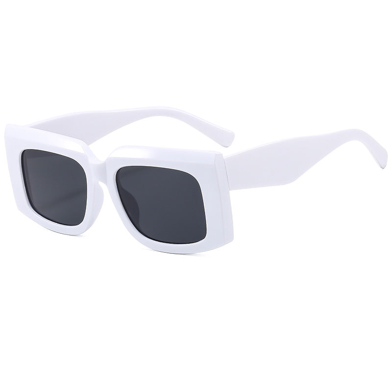 Dame Moda solbrille med markant kvadratisk ramme og UV-beskyttelse Skanto
