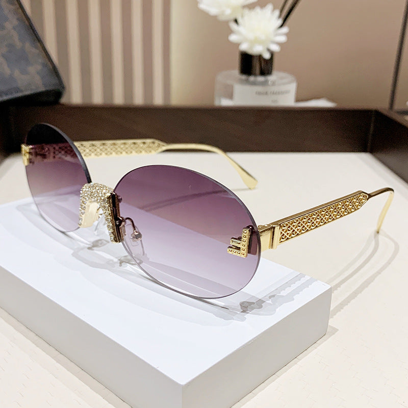 Dame solbrille med glitrende ramme og ovale glass Skanto
