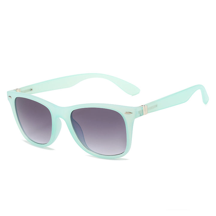 Dame moteriktig solbrille med beskyttende UV-beskyttelse og trendy design Skanto