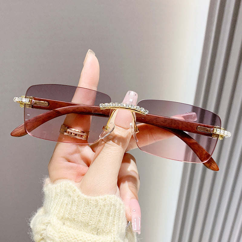Dame elegant solbrille med unik ramme Skanto