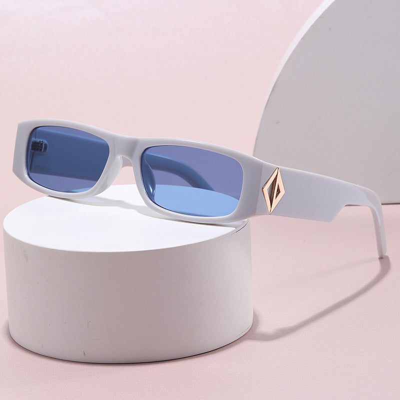 Damer moteriktig rektangulær solbrille med stilfull metallapplikasjon Skanto