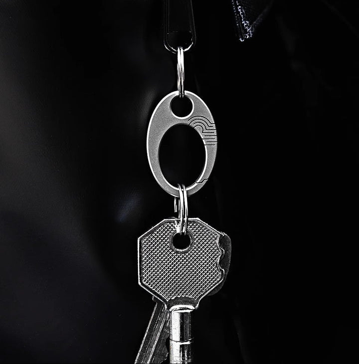 Skanto | Eksklusiv Mini Ren Titan Nøkkelring: EDC Press-Lock Charm Verktøy