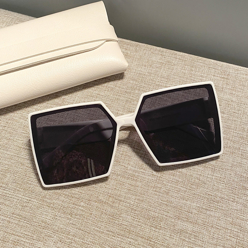 Dame kvadratisk solbrille med robust ramme og stillegant design Skanto
