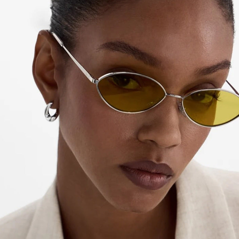 Dame moteriktig solbrille med ovalt design og polariserte linser Skanto
