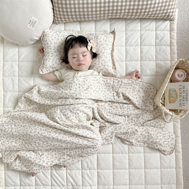 Unisex Musselinteppe med delikat blomsterdesign og elegante volanger Skanto