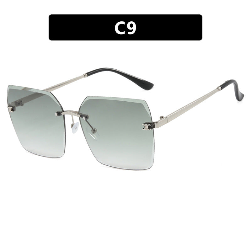Dame firkantet solbrille i moderne design med filigran metallramme Skanto