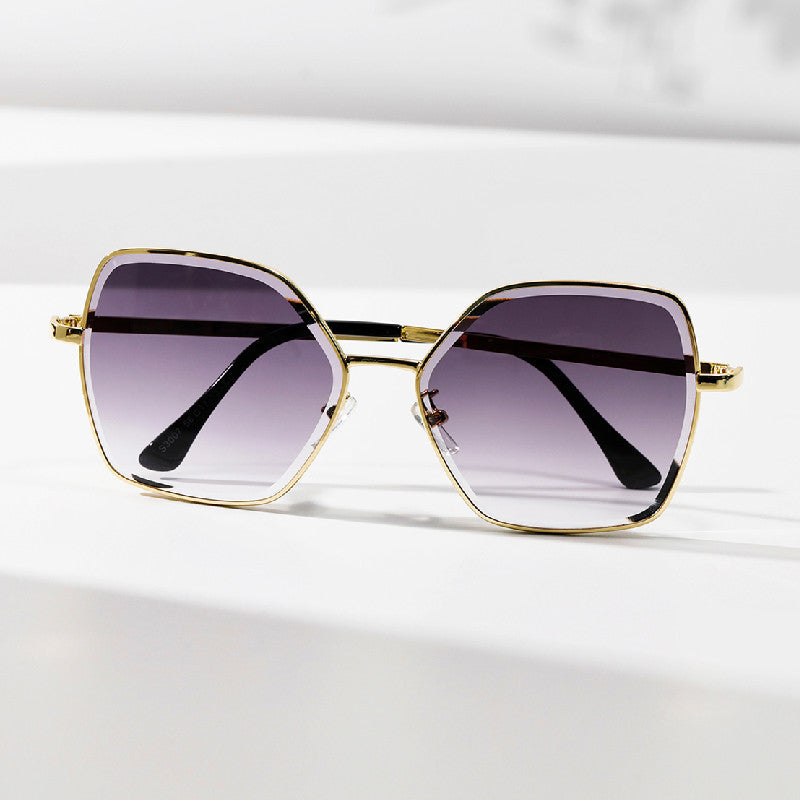 Dame geometrisk solbrille med fashionable gullramme Skanto