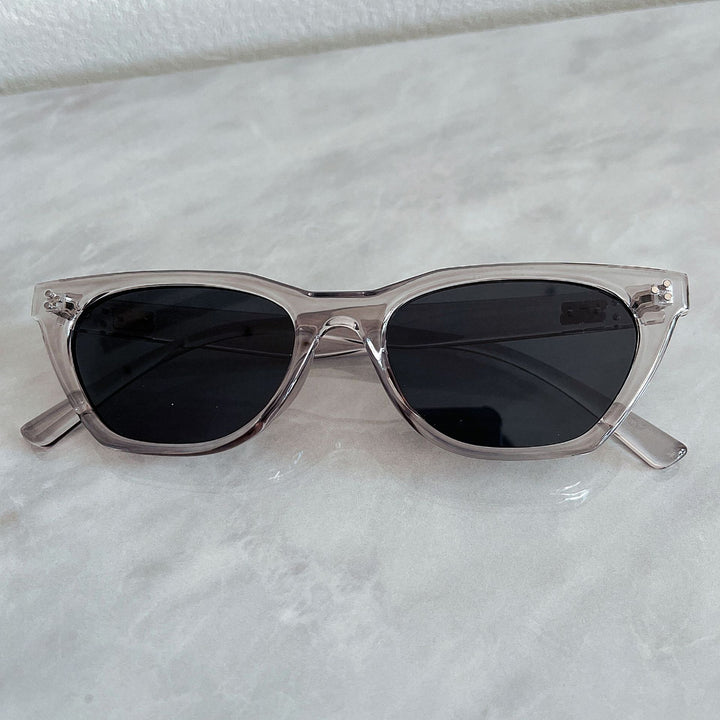 Kvinne moteriktige retro solbriller med elegant design Skanto