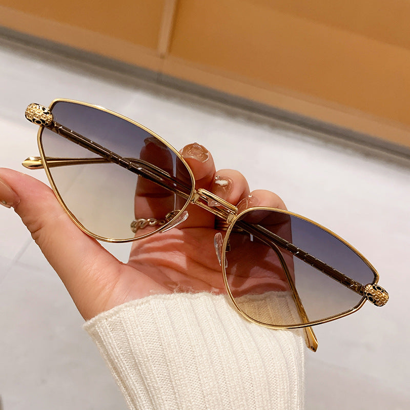 Dame designer solbrille med stilig cat-eye design og luksuriøs ramme Skanto