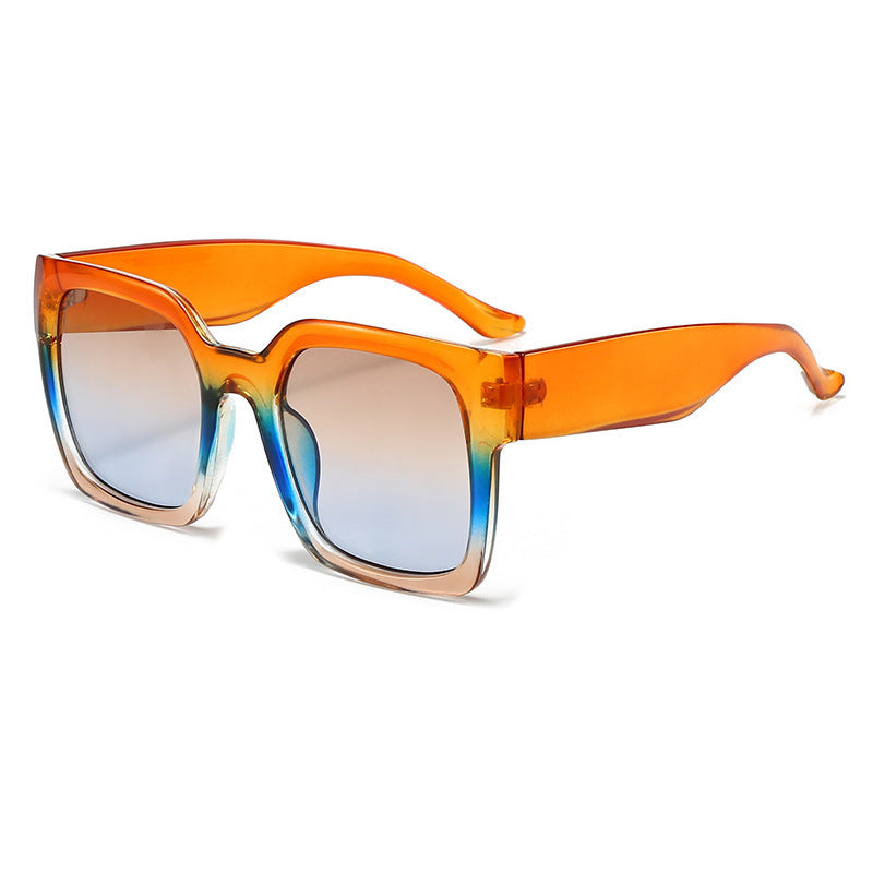 Dame firkantet solbrille med stilfull gjennomsiktig ramme og myk fargegradient Skanto