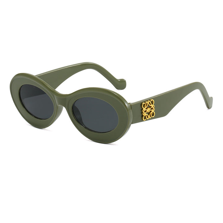 Dame moteriktig solbrille med oval ramme og gullapplikasjoner Skanto
