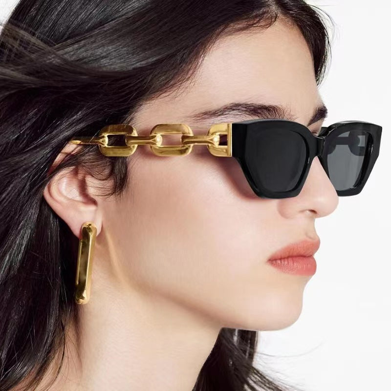 Dame Cat-Eye solbrille med dekorativ kjettingramme Skanto