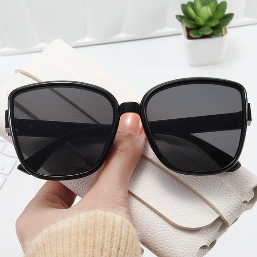 Dame elegante oversized solbriller i moderne design Skanto