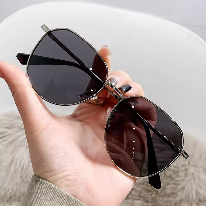 Dame kattøyer solbrille med elegant metallramme Skanto