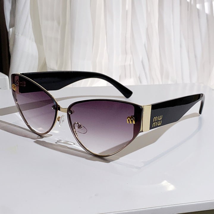 Dame Cat-Eye solbrille med luksuriøs ramme og speilbelagte linser Skanto