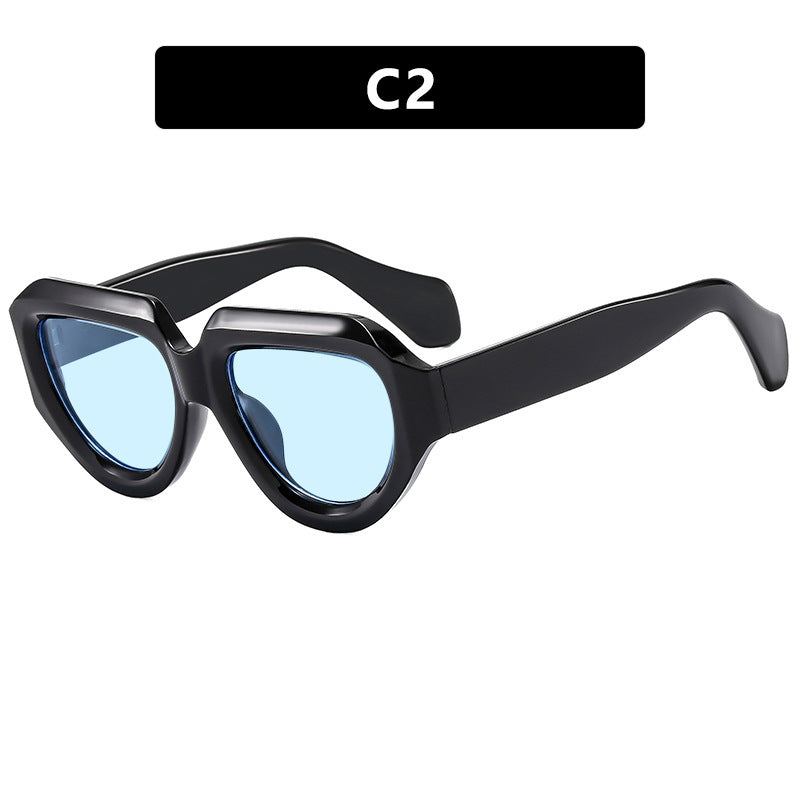 Dame moteriktig solbrille med unik, kvadratisk ramme Skanto