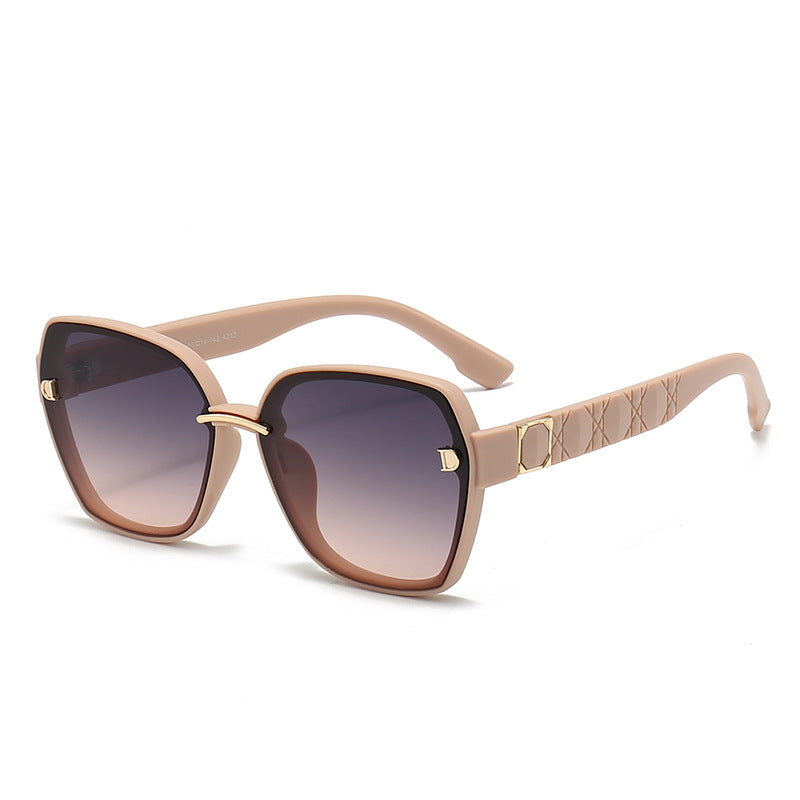 Dame solbrille med stilfull, kvadratisk ramme og elegante detaljer Skanto