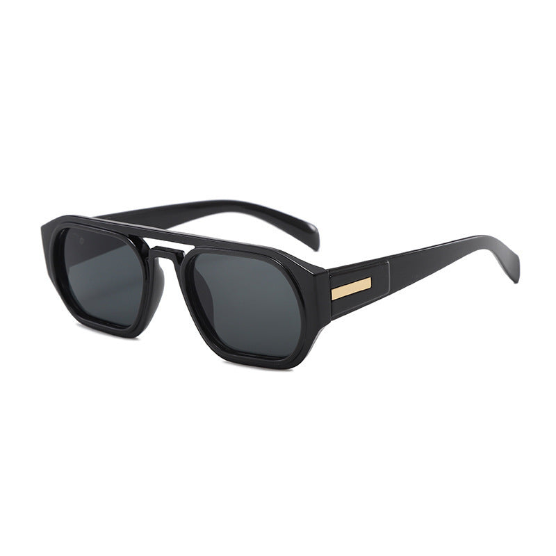 Dame moteriktig rektangulær brille med elegant metalled accent Skanto