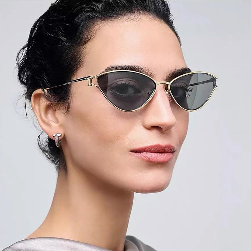 Dame Cat-Eye solbriller med beskyttende UV-filter og elegant metallramme Skanto