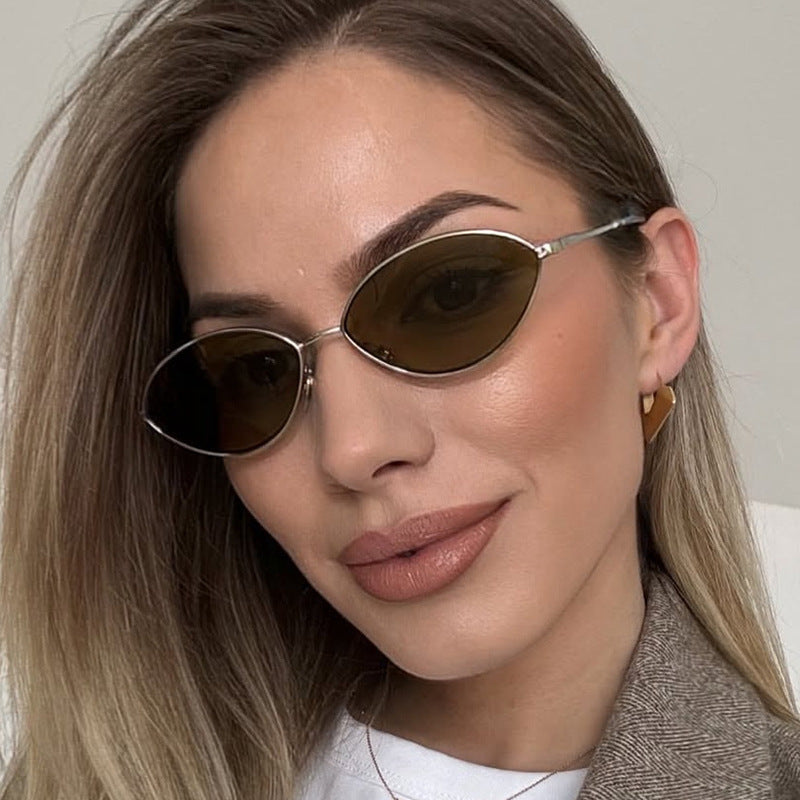 Dame moteriktig solbrille med ovalt design og polariserte linser Skanto