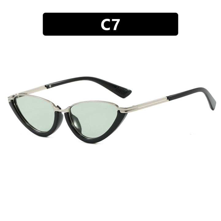 Dame futuristiske Cat-Eye solbriller med gyldne detaljer Skanto