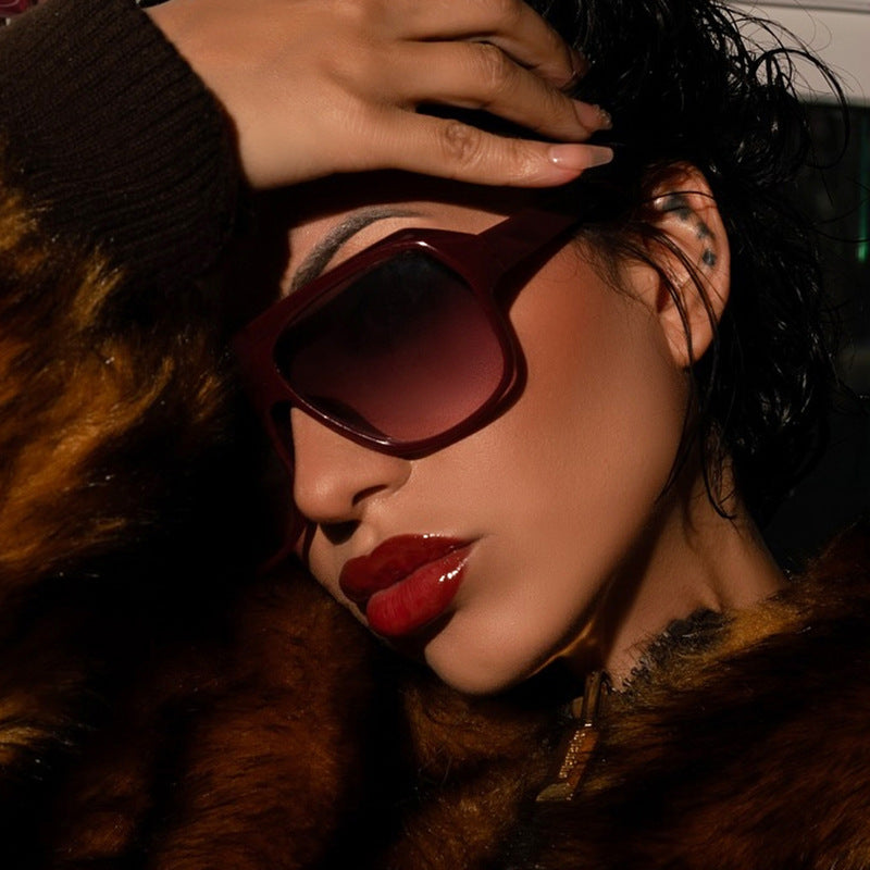 Dame moteriktig oversized solbrille med sporty design Skanto