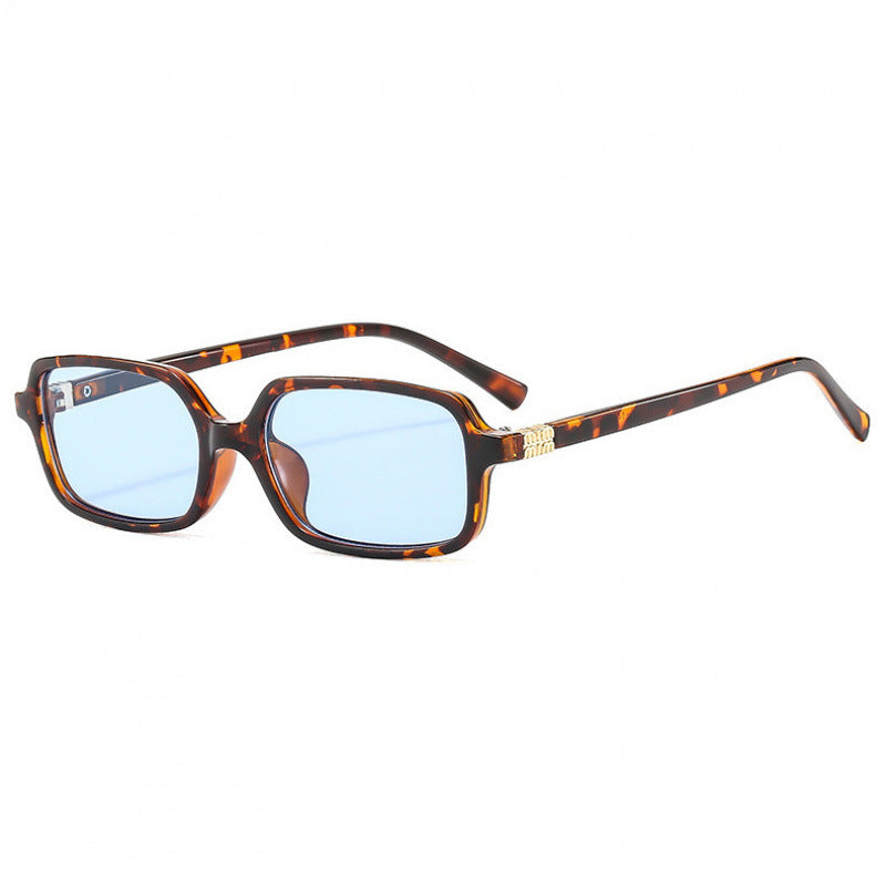 Dame moteriktig lesebrille i moderne kvadratisk design Skanto
