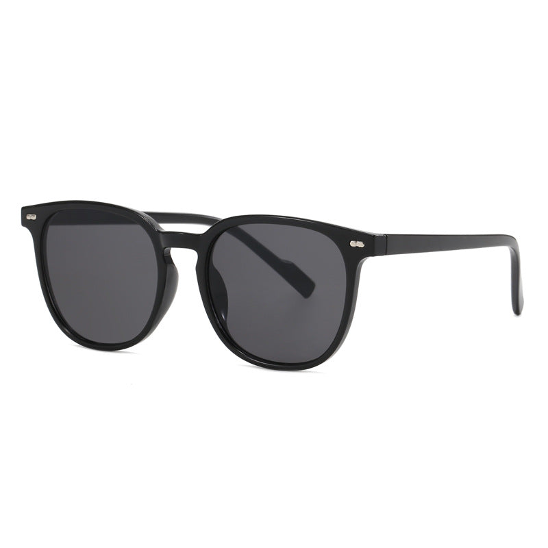 Dame stylish solbrille med transparent ramme og elegant design Skanto