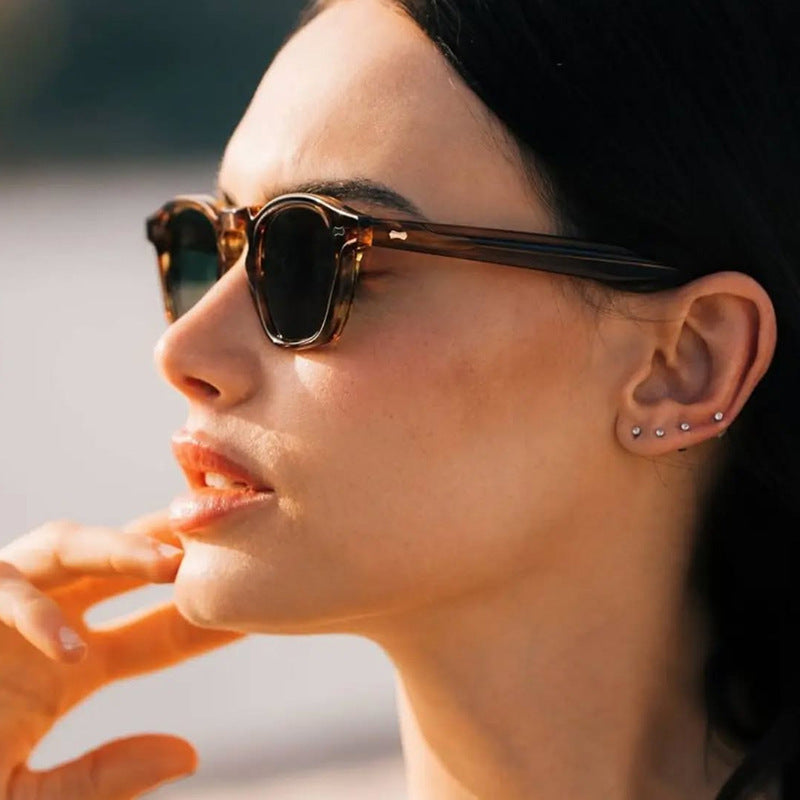 Dame geometrisk solbrille med beskyttende UV-filter og moderne design Skanto