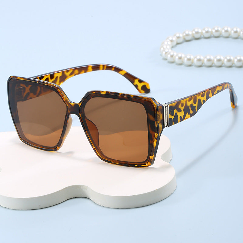 Dame moteriktig geometrisk solbrille i urban stil Skanto