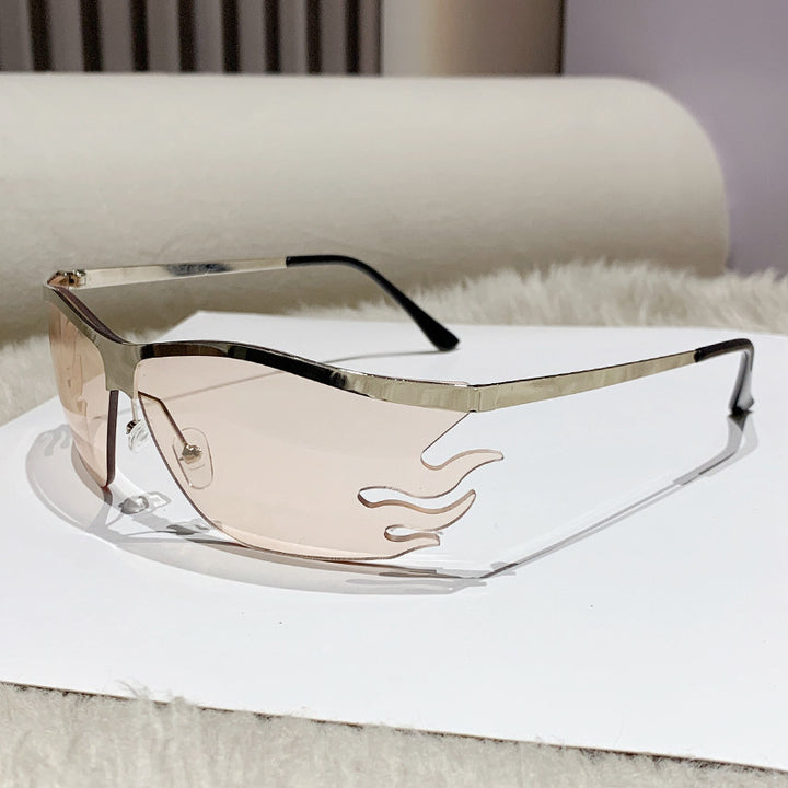 Dame futuristisk solbrille med markant design Skanto