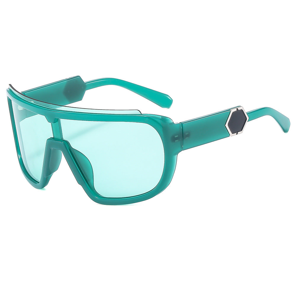 Dame sporty solbriller med futuristisk design og bred front Skanto