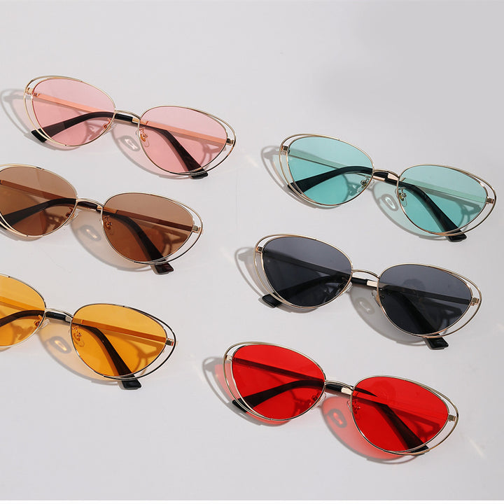 Dame geometrisk solbrille med rødt glass og elegant metallramme Skanto