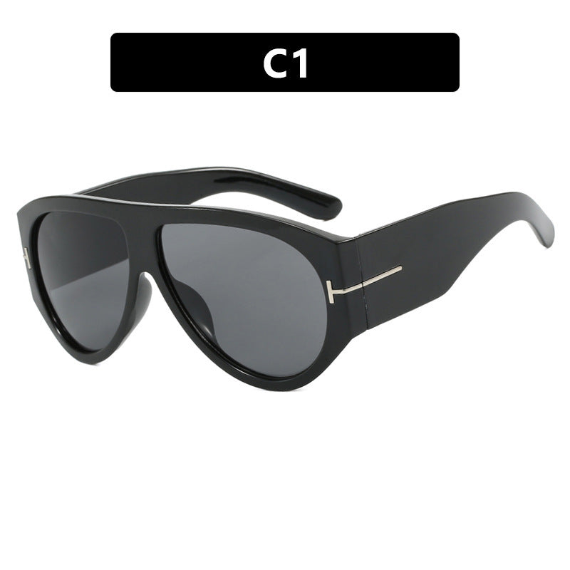 Dame elegant solbrille i markant design Skanto