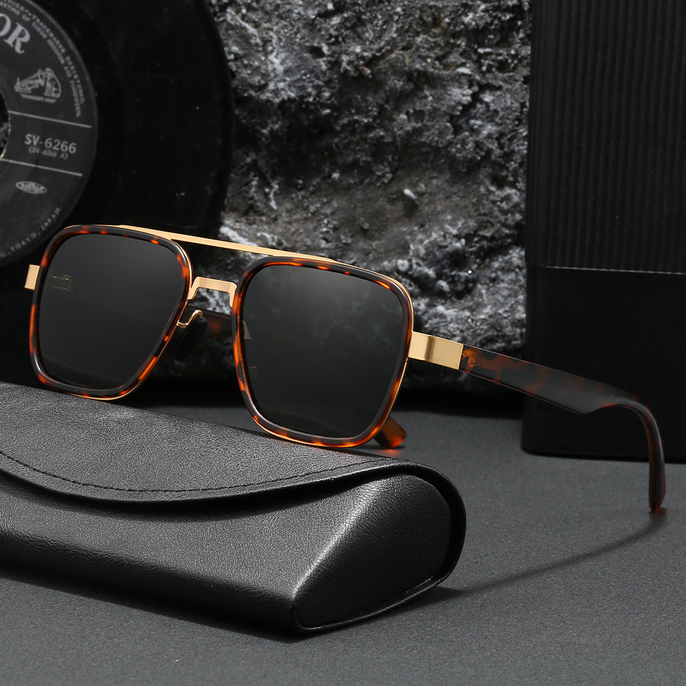 Dame moteriktig solbrille med firkantet ramme og innovative linser Skanto