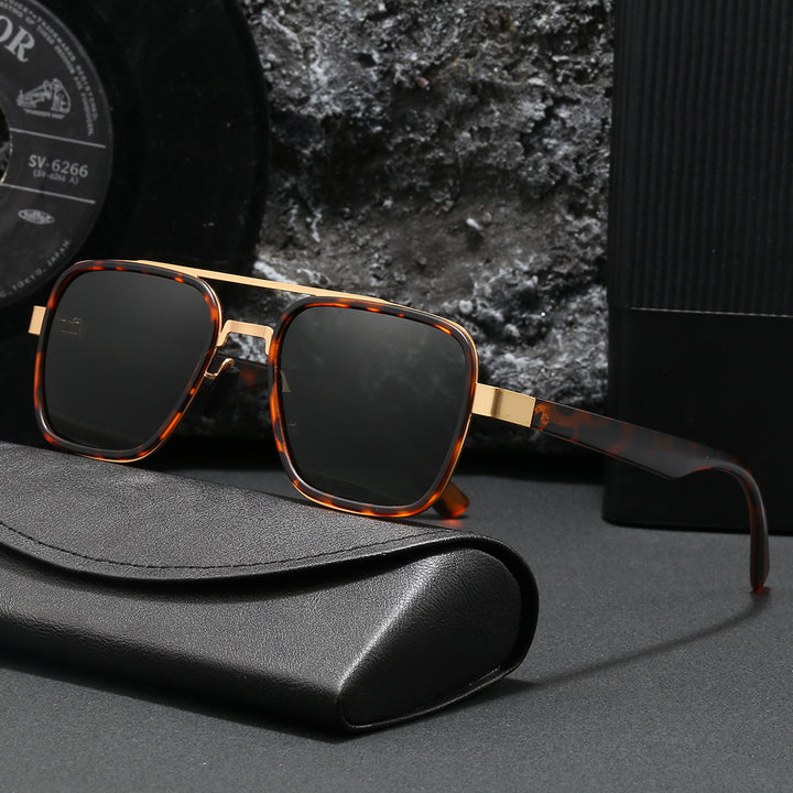 Dame moteriktig solbrille med firkantet ramme og innovative linser Skanto