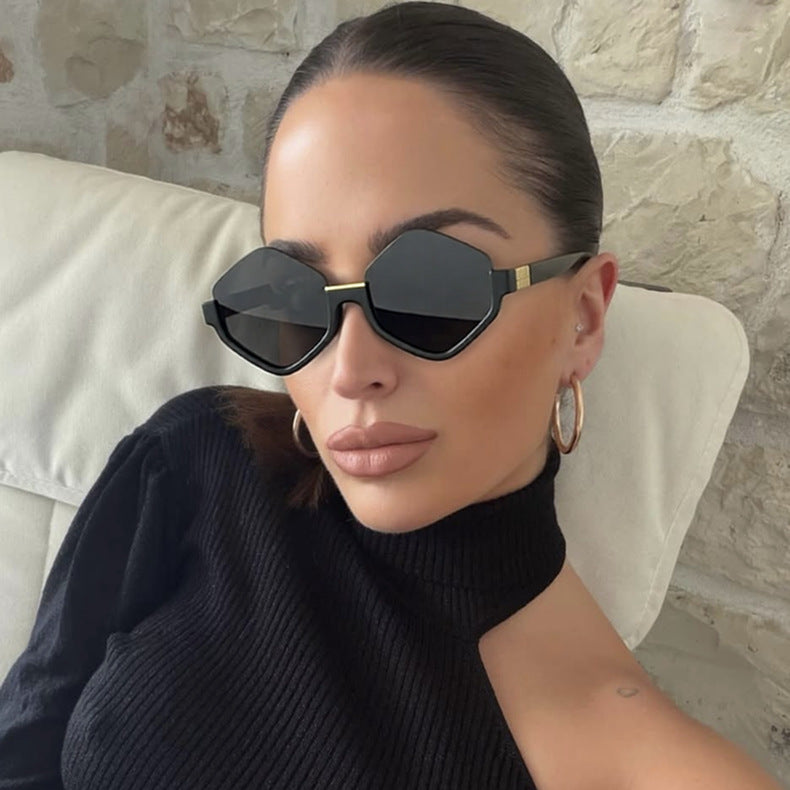 Dame moteriktig solbrille med trendy sekskantet ramme og beskyttende linser Skanto