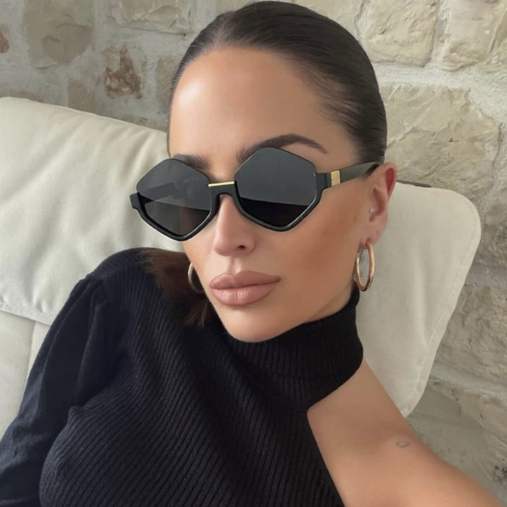 Dame moteriktig solbrille med trendy sekskantet ramme og beskyttende linser Skanto