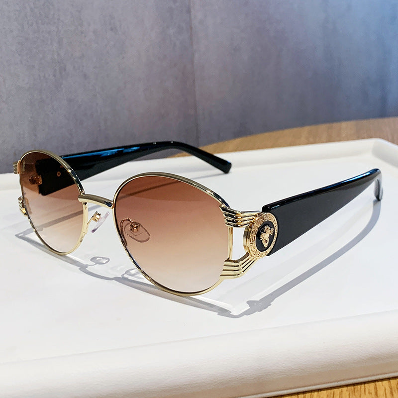 Dame elegant solbrille med luksuriøs metallramme og speilte glass Skanto