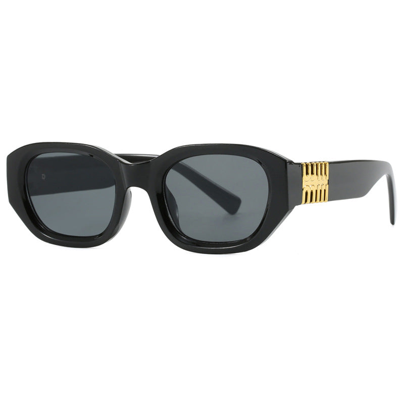 Dame moteriktig solbrille med unikt, geometrisk design og elegante aksenter Skanto