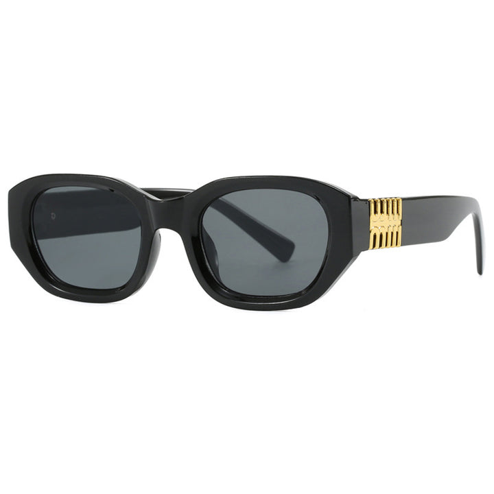 Dame moteriktig solbrille med unikt, geometrisk design og elegante aksenter Skanto