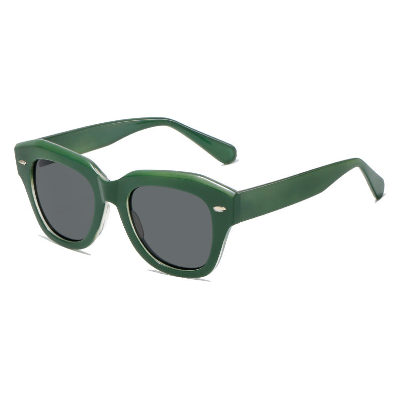 Dame stilig solbrille i moderne design med gjennomsiktig ramme Skanto