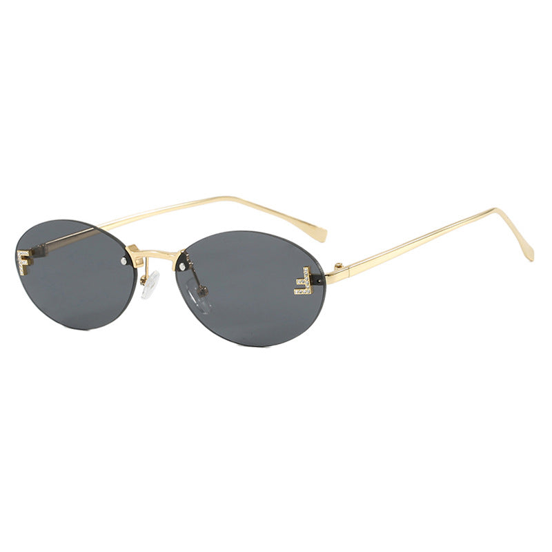 Dame moteriktig solbrille med elegant, speilreflekterende glassfront og filigran metallramme Skanto