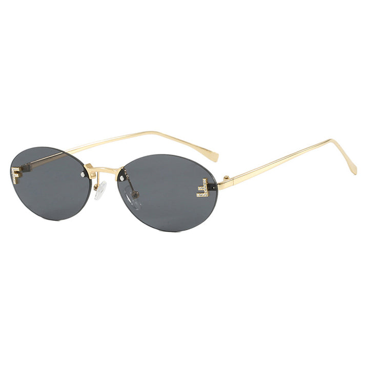 Dame moteriktig solbrille med elegant, speilreflekterende glassfront og filigran metallramme Skanto