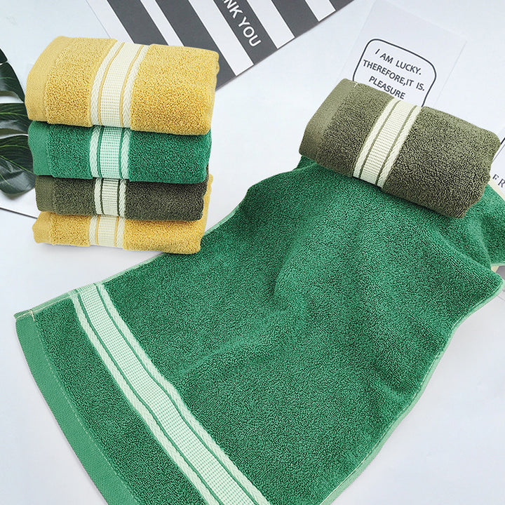 High-quality terry bath towel with elegant border. Skanto
